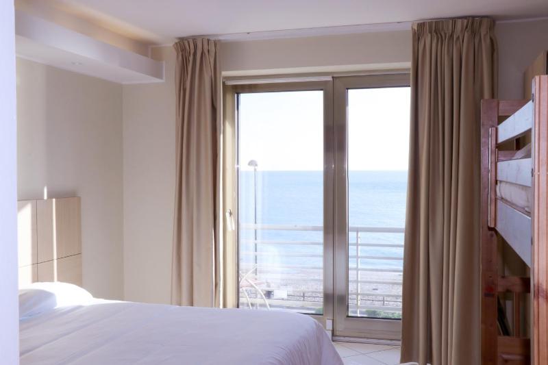 Family Room with Sea View image 2
