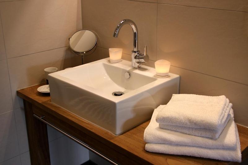 Large Double Room image 3