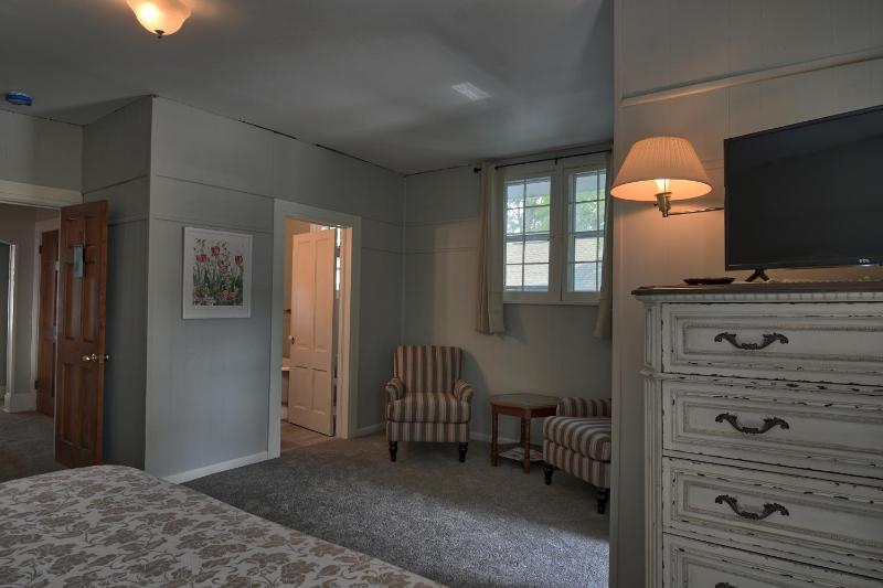 Deluxe Double Room with Bath image 4