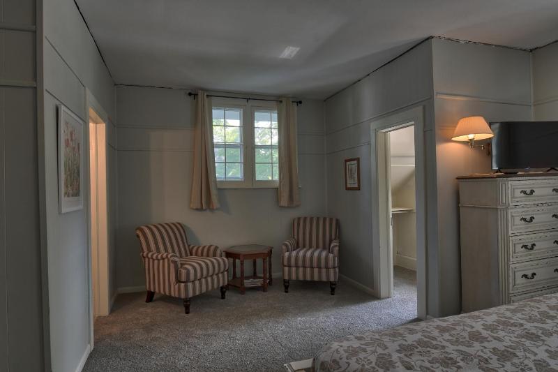 Deluxe Double Room with Bath image 3