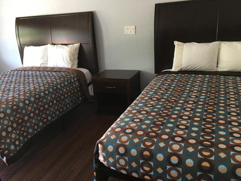 Double Room with Two Double Beds image 4