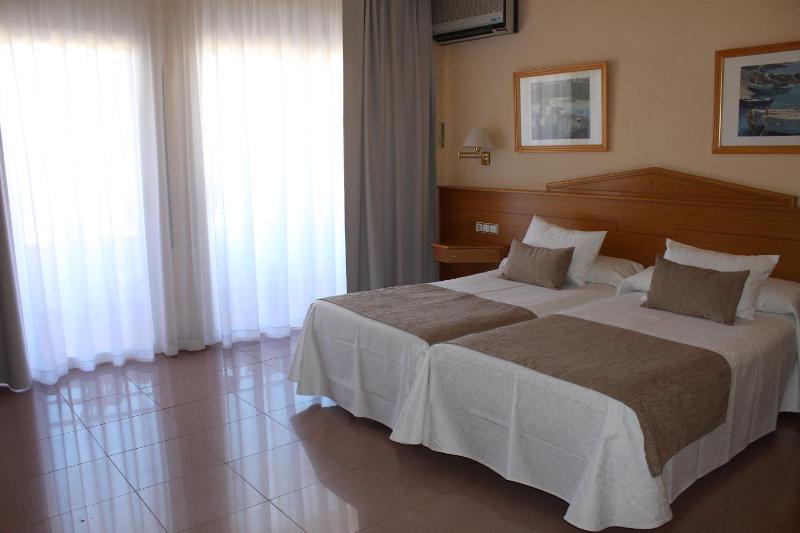 Double Room with Balcony and Sea View image 4