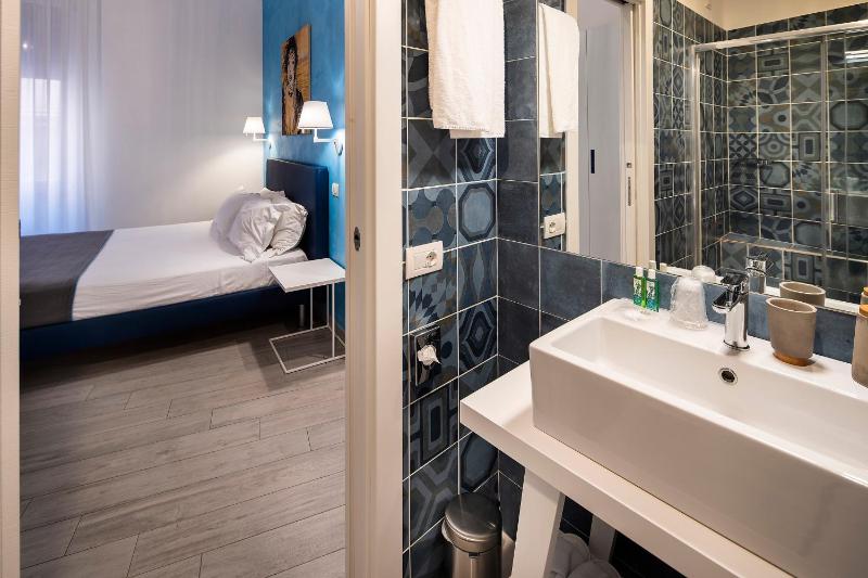 Double Room image 4