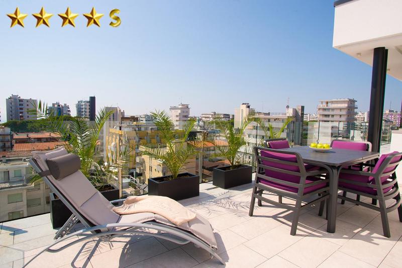 Luxury Suite image 4