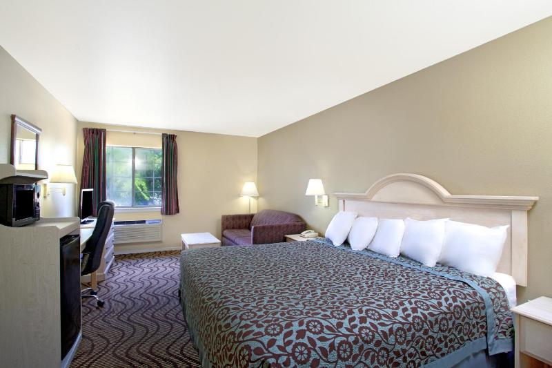 King Room with Roll-In Shower - Mobility Access/Non-Smoking image 2