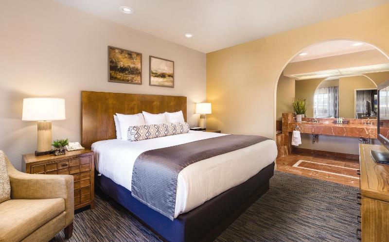 One-Bedroom Suite with Sofa Bed image 3