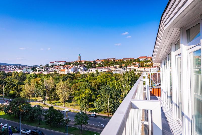 Panoramic family room image 2