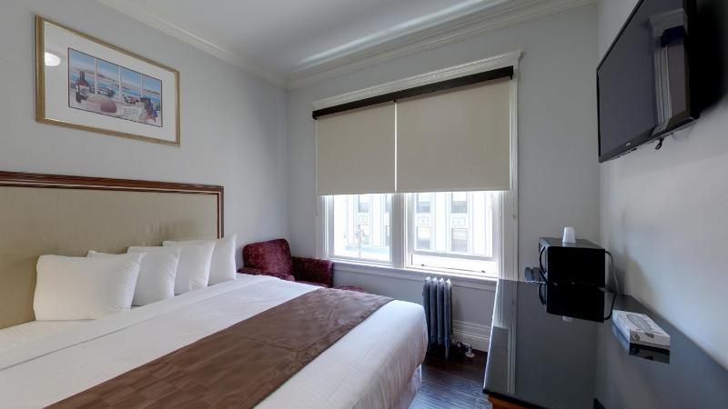 Deluxe Queen Room image 4