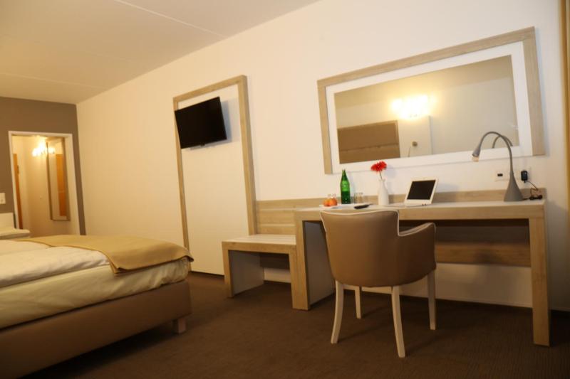 Deluxe Double Room with Balcony image 3