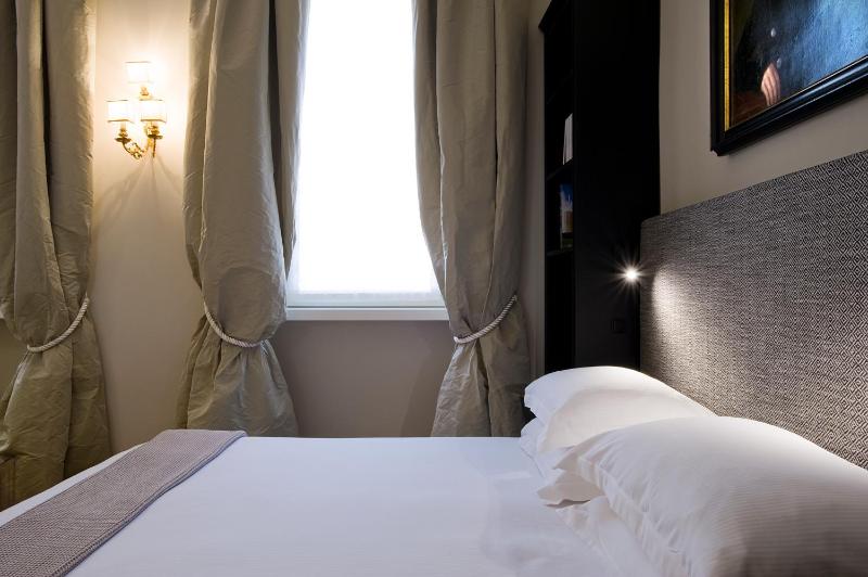 Deluxe Double or Twin Room image 2