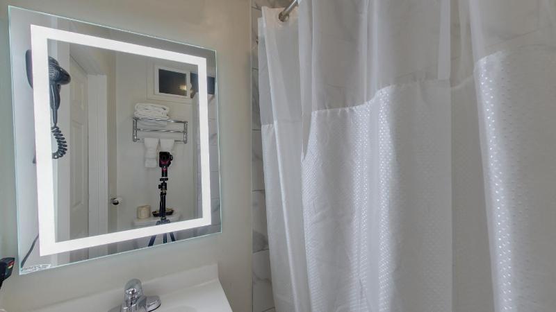 Queen Room with Private Bathroom image 2