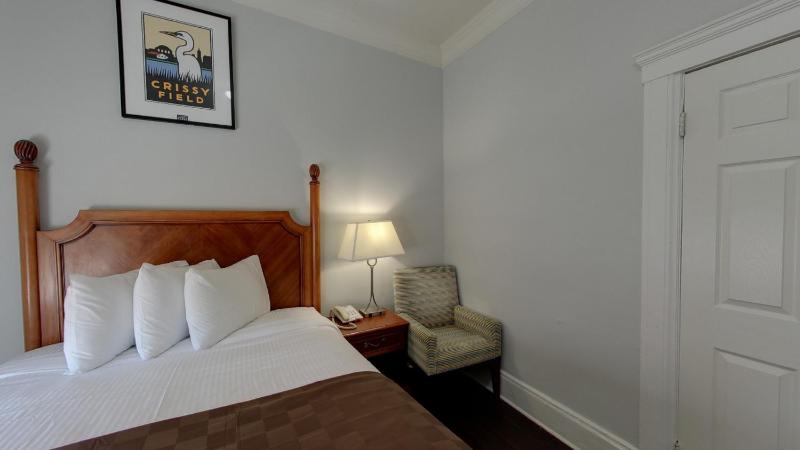 Queen Room with Private Bathroom image 4