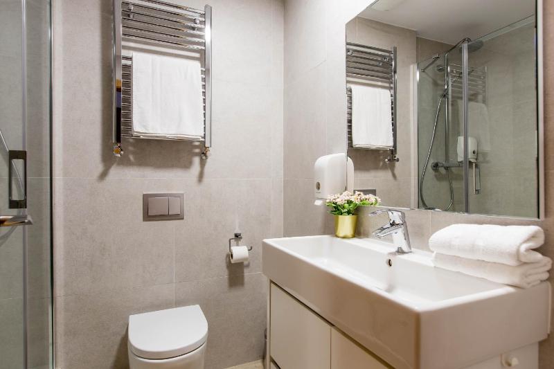 Double Room with Balcony image 1