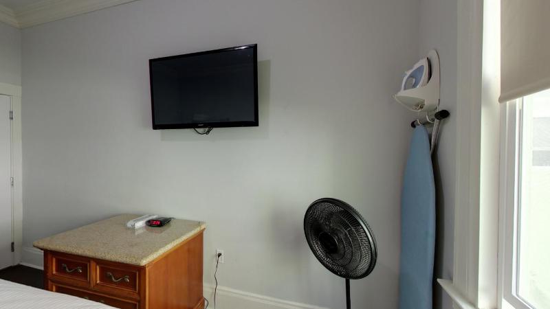 Standard Double Room with Shared Bathroom image 3