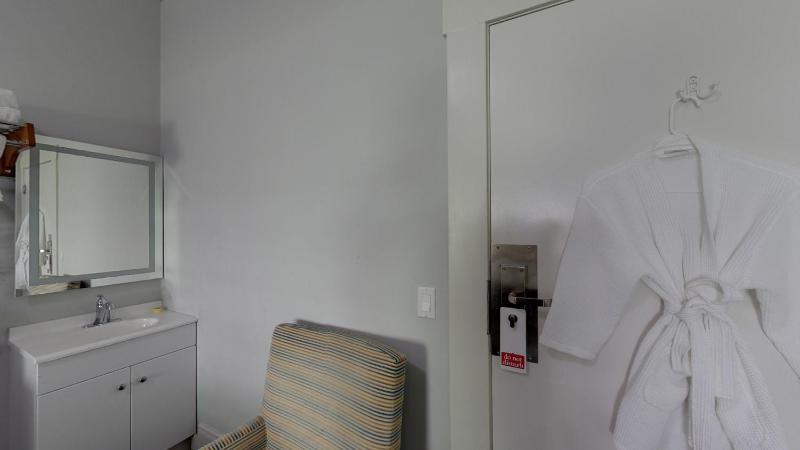 Queen Room with Shared Bathroom image 3