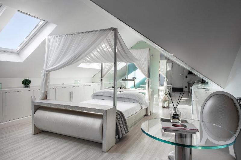 Suite with Terrace and Spa Access  image 3