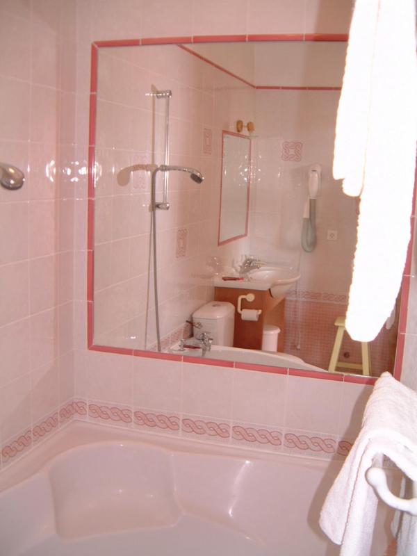 Triple Room with Bath and Harbour View without balcony image 2