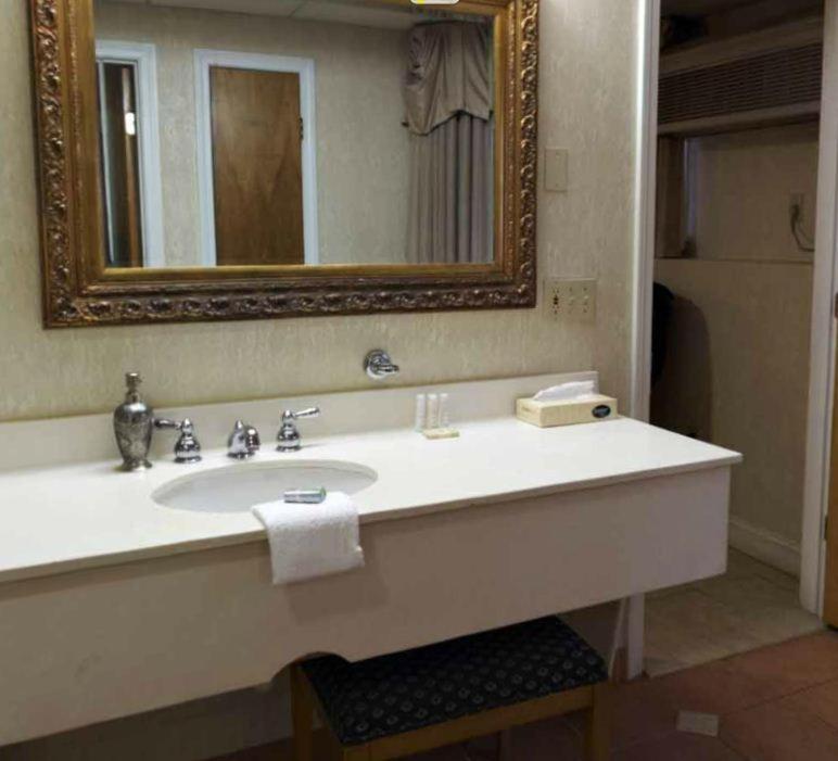 Luxury King with Spa Bath image 2