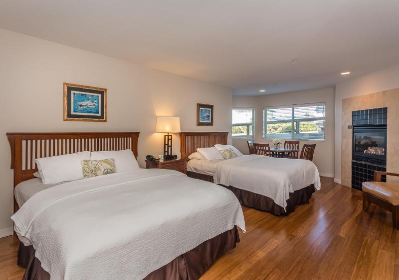 Queen Room with Two Queen Beds image 3