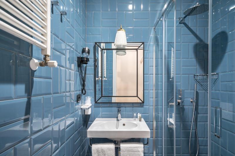 Small Single Room image 3