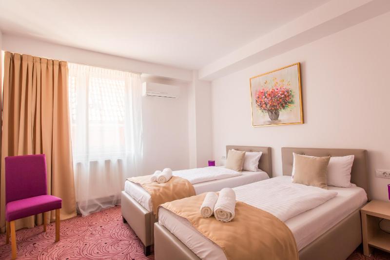 Twin Room image 1