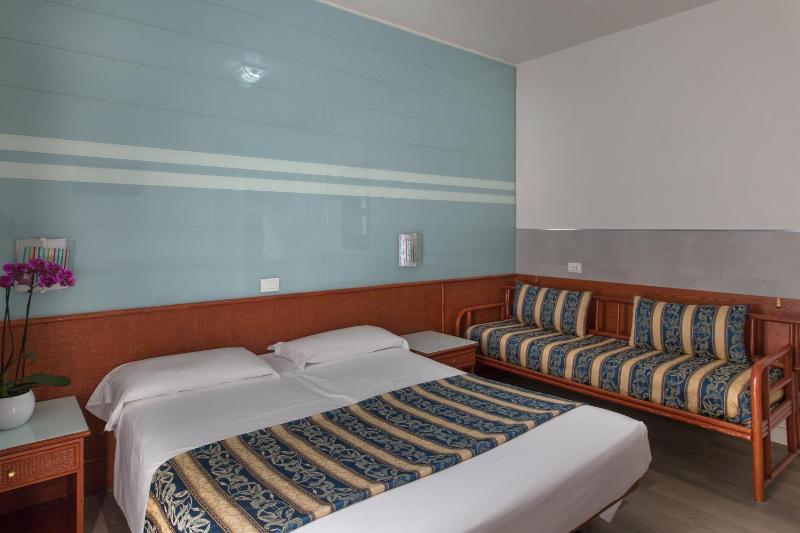 Triple Room with access to the Beach image 1