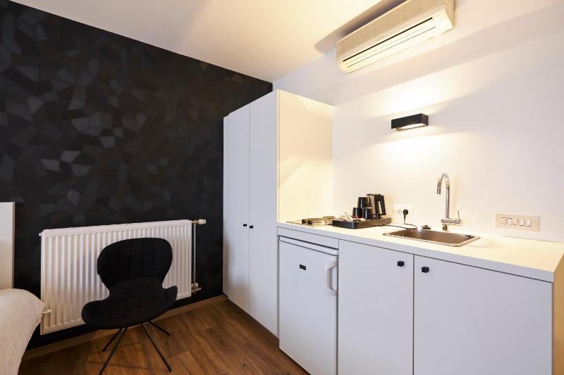Economy Triple Room image 2