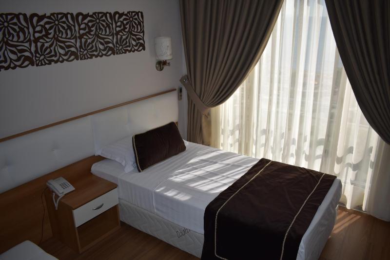 Single Room with Sea View image 3