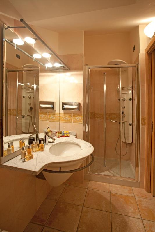 Double or Twin Room with City View image 3