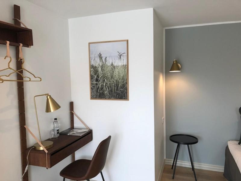 Single Room with Bathroom image 4