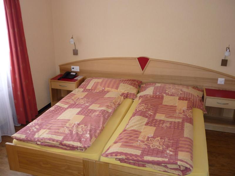 Basic Double Room image 3