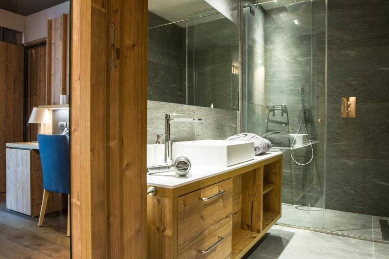 Deluxe Double or Twin Room with Balcony image 3