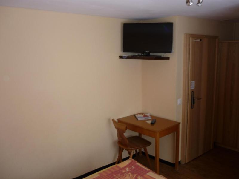 Basic Double Room image 4