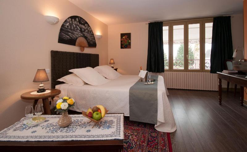 Deluxe Double or Twin Room image 4