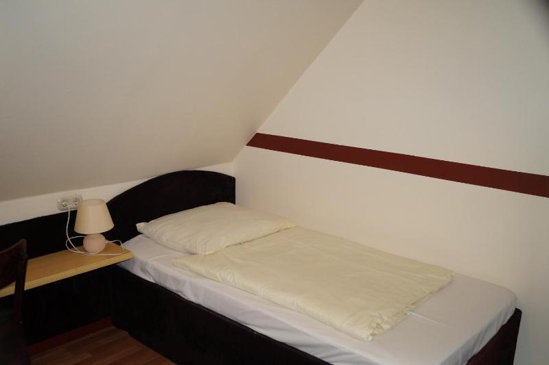 Small Twin Room image 2