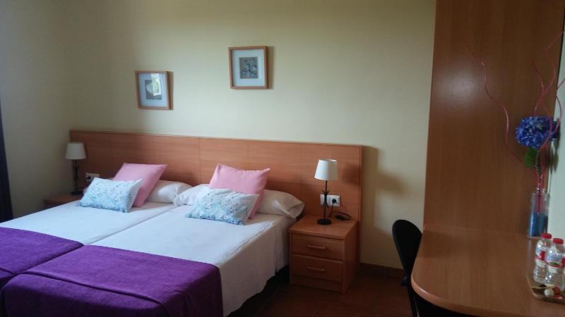 Standard Twin Room with Mountain View image 1