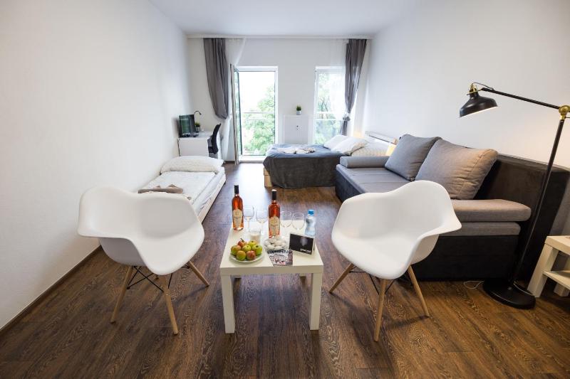 Deluxe Apartment with Balcony and Parking image 4