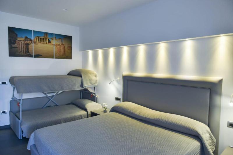 Quadruple Room with Balcony image 4