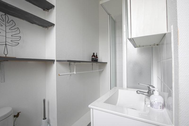 One-Bedroom Apartment image 4