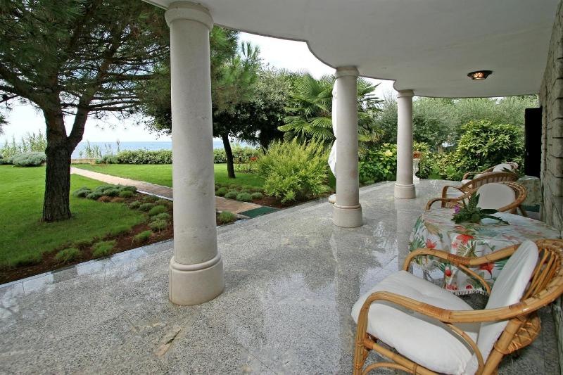 One-Bedroom Apartment with Patio and Sea View image 2