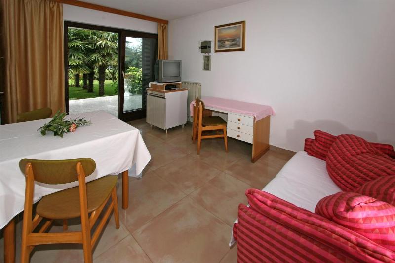 One-Bedroom Apartment with Patio and Sea View image 4