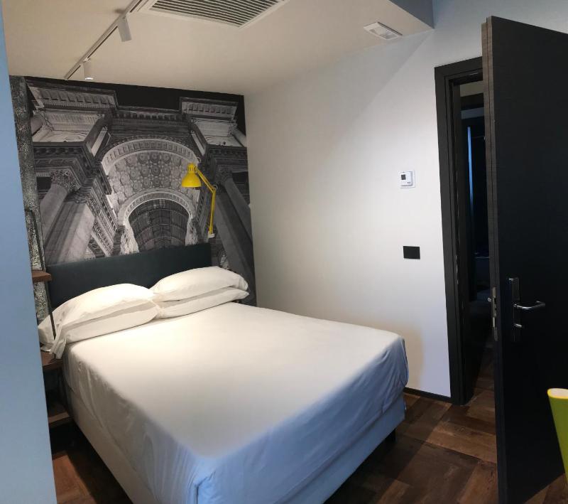 Double Room image 2