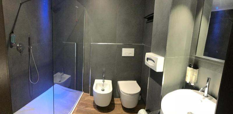 Double Room image 3