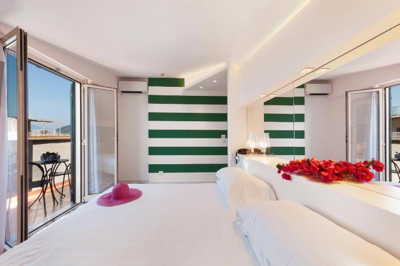 Panoramic Double Room With Balcony image 4