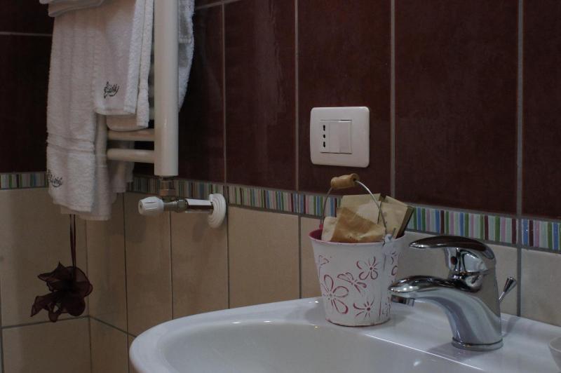 Twin Room image 4