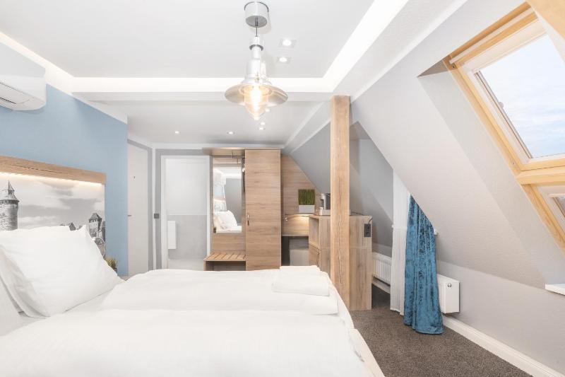 Classic Double Room image 2