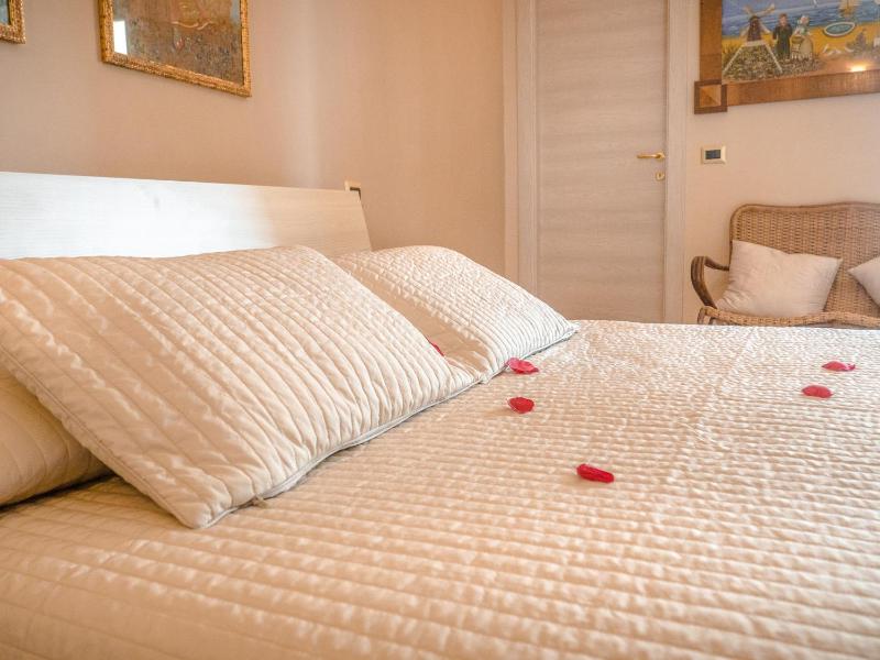 Deluxe Double Room with Balcony image 3