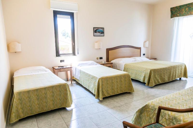 Deluxe Double Room with Balcony and Sea View image 4