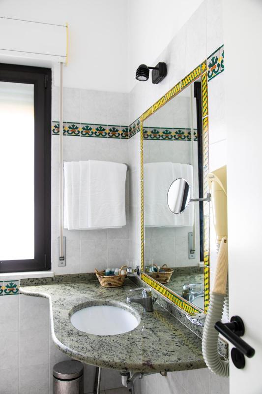 Deluxe Double Room with Balcony and Sea View image 3