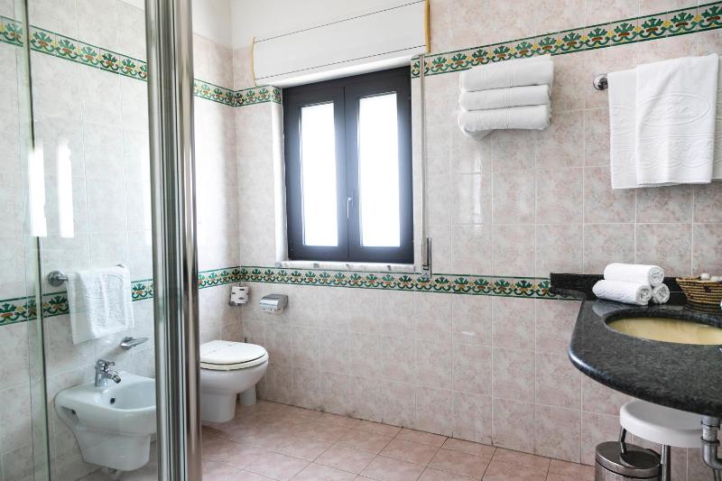 Deluxe Double Room with Balcony and Sea View image 2